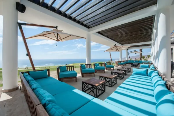 Golf between palm trees and waves