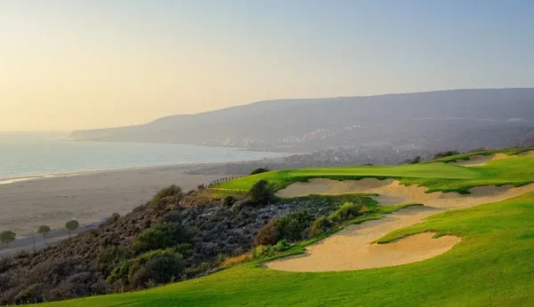 Golf entre palmiers et vagues